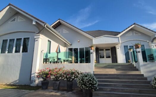 House for sale with swimming pool