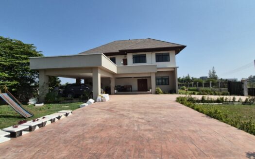 House for sale with swimming pool